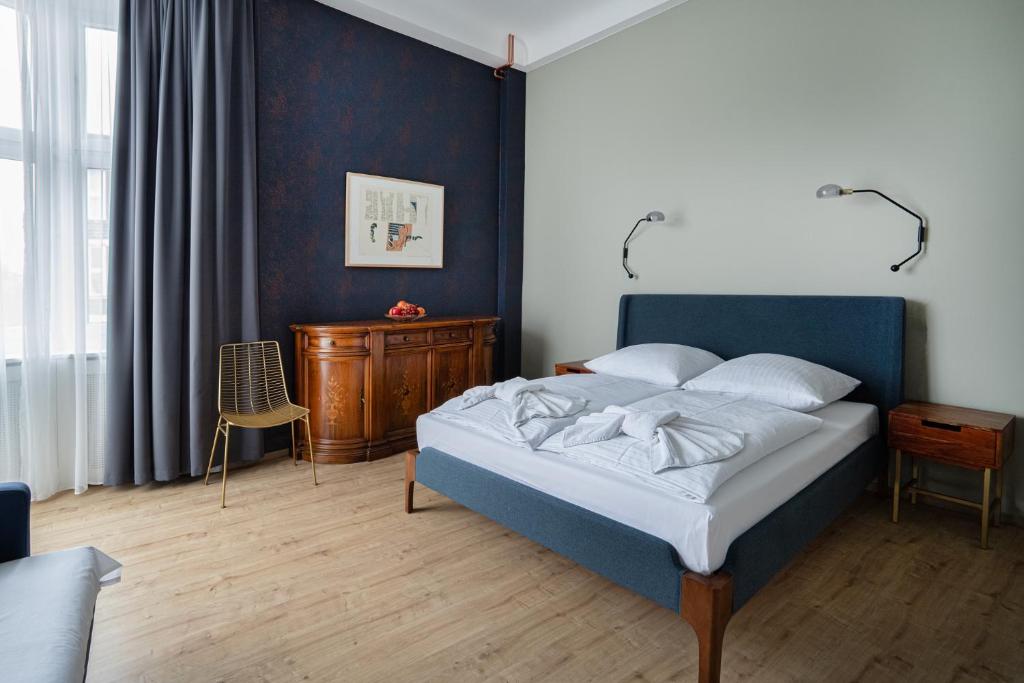 Postel nebo postele na pokoji v ubytování Hotel BELLEVUE am Kurfürstendamm