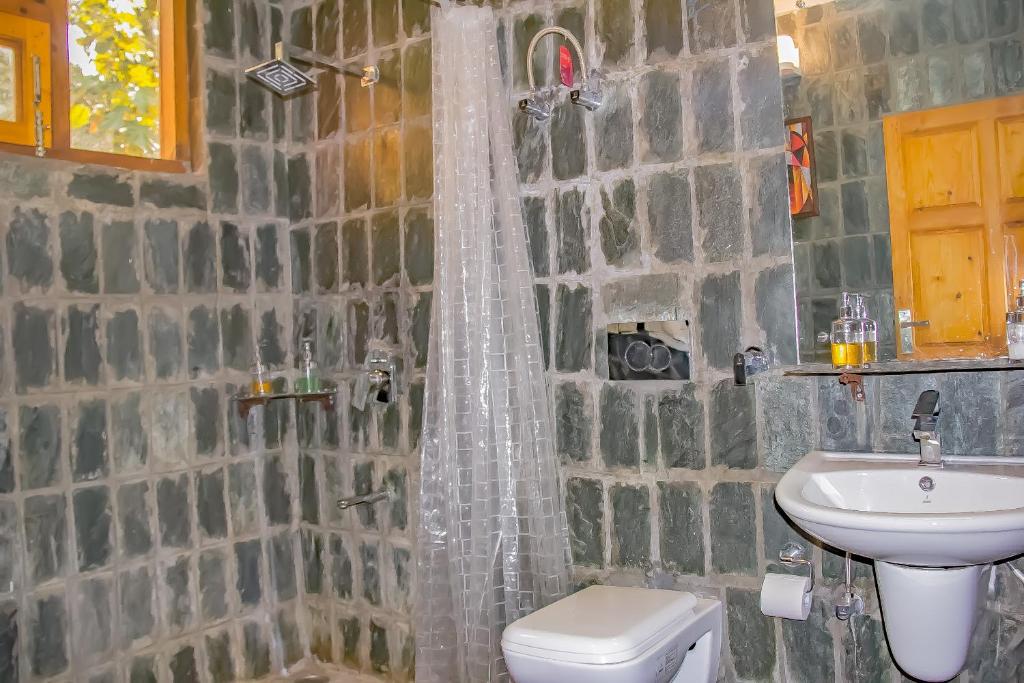 Koupelna v ubytování Prakriti Aalay - Riverside Mountain View Boutique Eco Resort