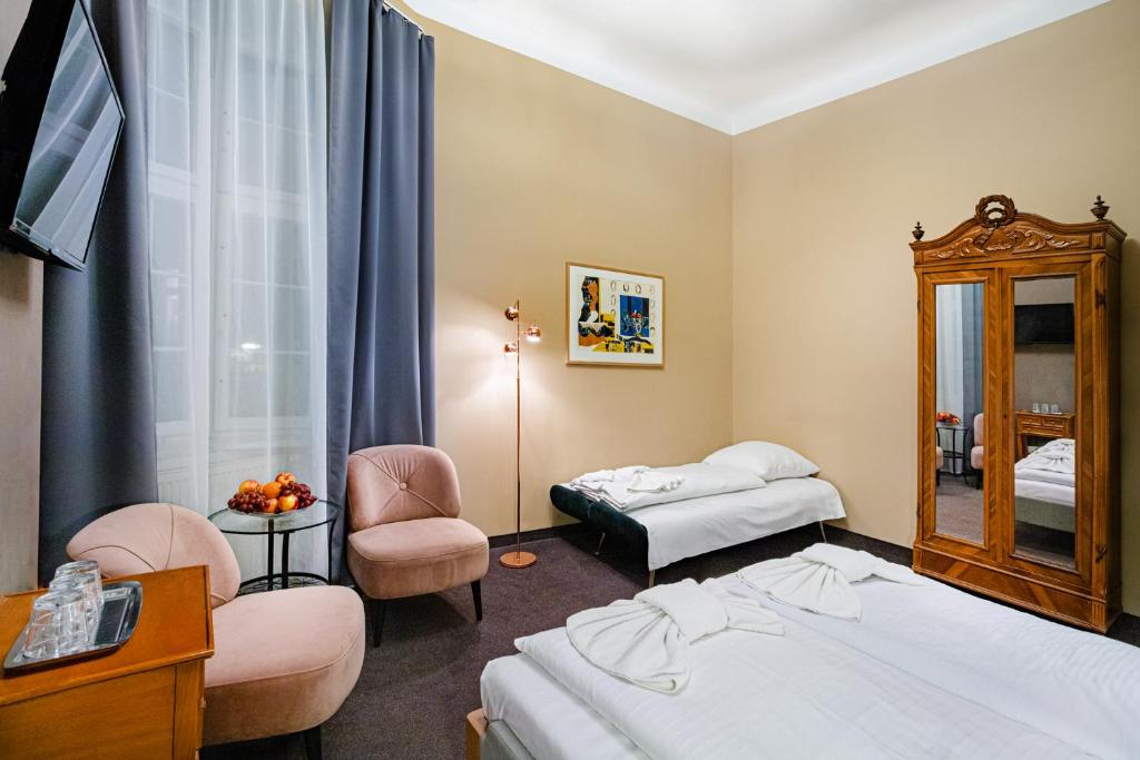 Postel nebo postele na pokoji v ubytování Hotel BELLEVUE am Kurfürstendamm