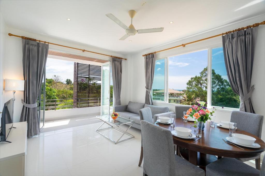 una sala de estar con una mesa y un sofá en 2Br Seaview Apartment, Long Beach, Lanta Sport Resort 205, en Ko Lanta