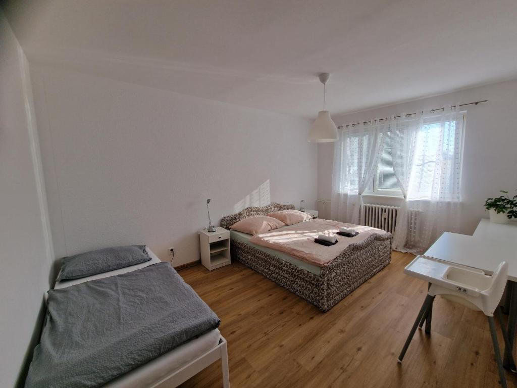 1 dormitorio con cama, escritorio y mesa en Apartment Šimon II., en Františkovy Lázně