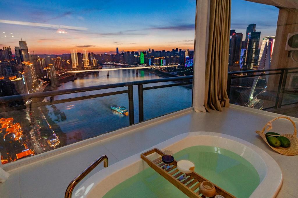 uma casa de banho com banheira e vista para a cidade em King'sLandind BnB em Chongqing