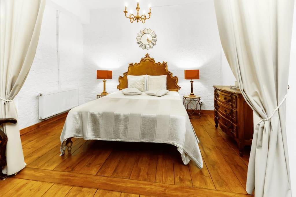 เตียงในห้องที่ Medieval apartment Juliette