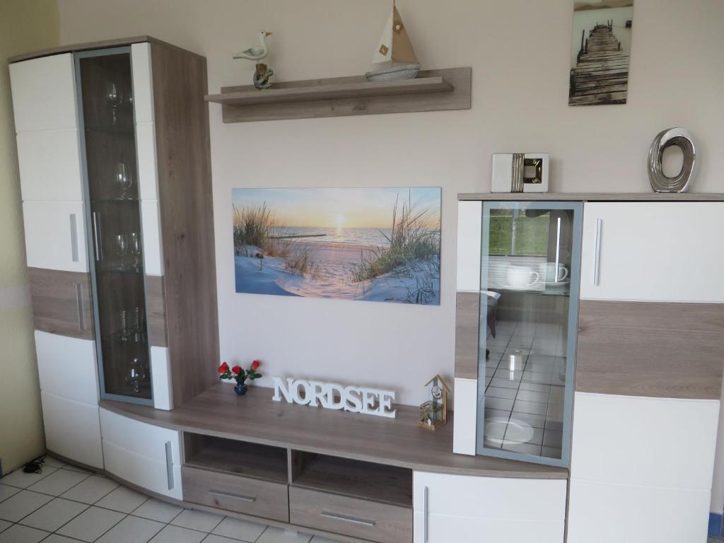 a kitchen with a nordnsics sign on the wall at Ferienwohnung Hafenkoje in Dornum