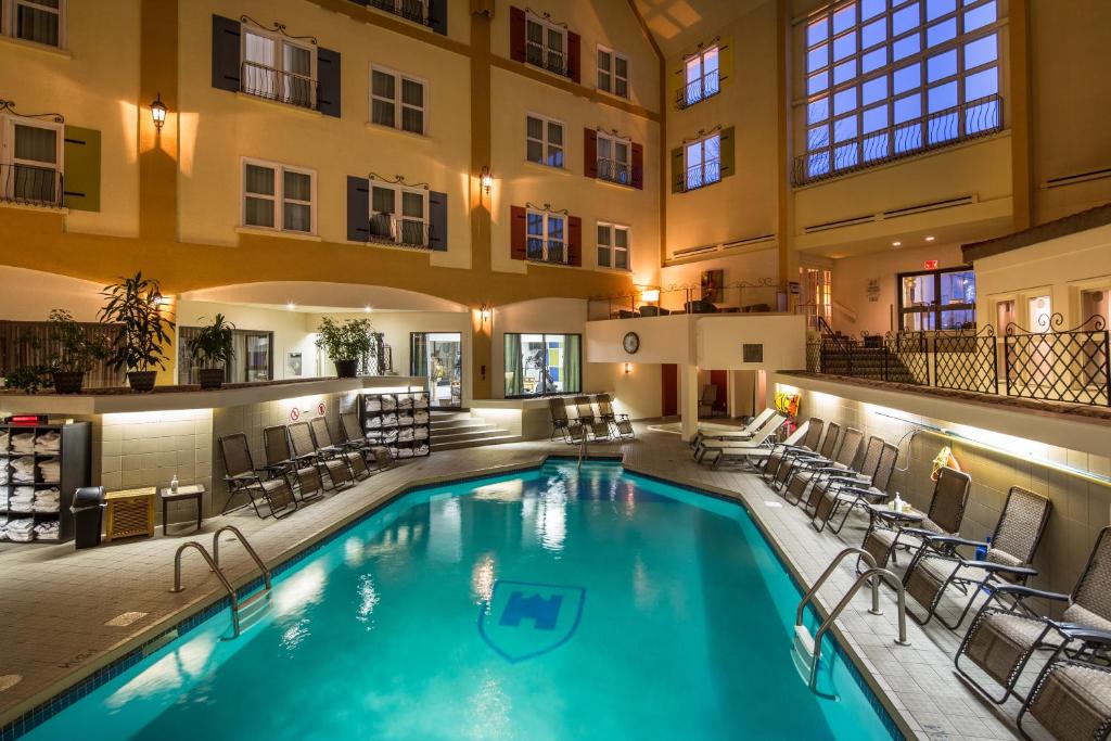 Bazén v ubytování Hotel Chateau Bromont nebo v jeho okolí