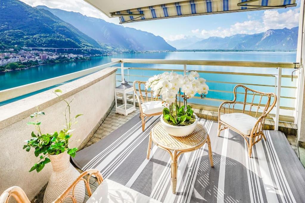 einen Balkon mit Stühlen und Tischen sowie Blick auf das Wasser in der Unterkunft Montreux paradise top view in Montreux
