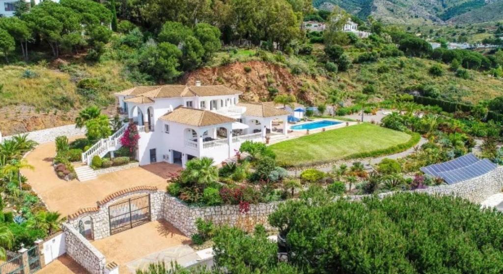 Bazén v ubytovaní Villa Mirador de Valtocado alebo v jeho blízkosti