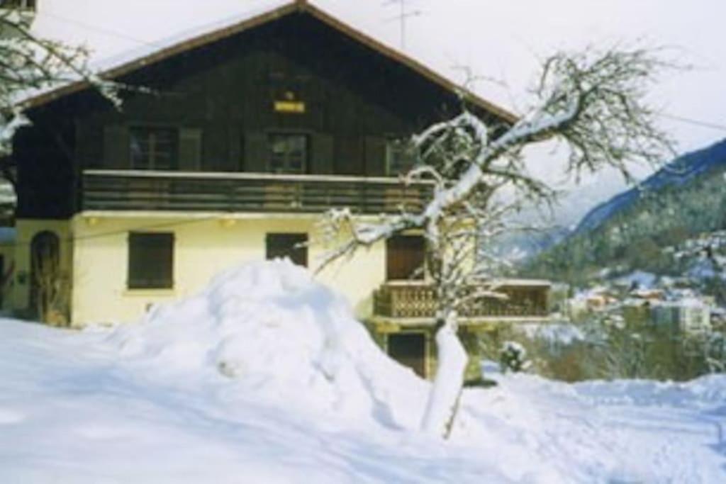 une maison avec un tas de neige devant elle dans l'établissement Appartement 14 p proche télécabine Saint Gervais, à Saint-Gervais-les-Bains