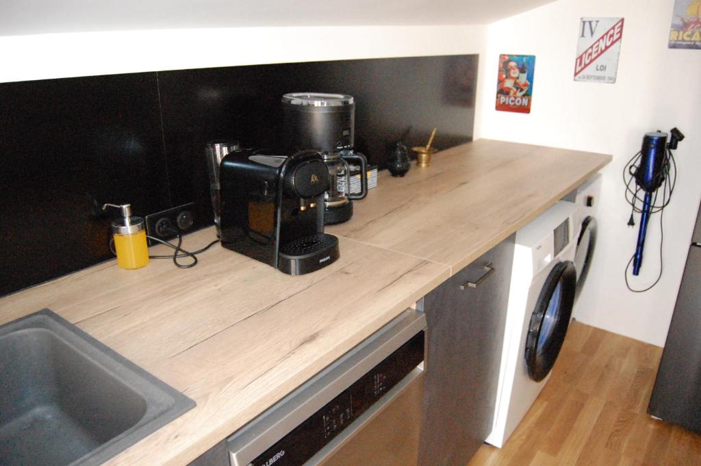 Kuchyňa alebo kuchynka v ubytovaní Le Montferrand - Jules Guesde Appartement rénové lumineux