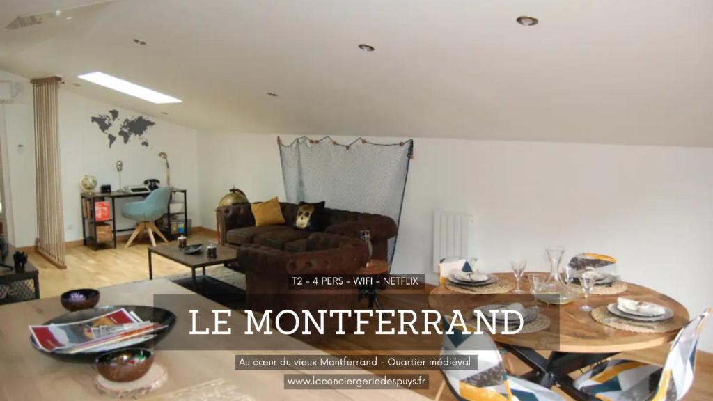 uma sala de estar com um sofá e uma mesa em Le Montferrand - Jules Guesde Appartement rénové lumineux em Clermont-Ferrand