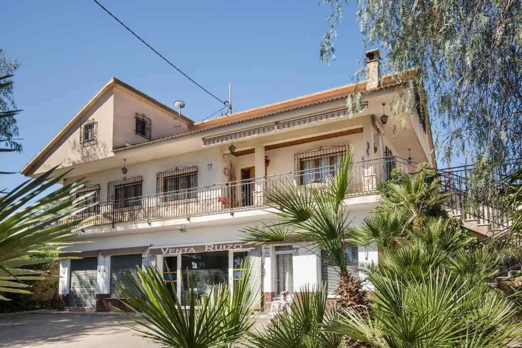 ein großes weißes Gebäude mit Bäumen davor in der Unterkunft Casa chalet venta ruizo in Lorca