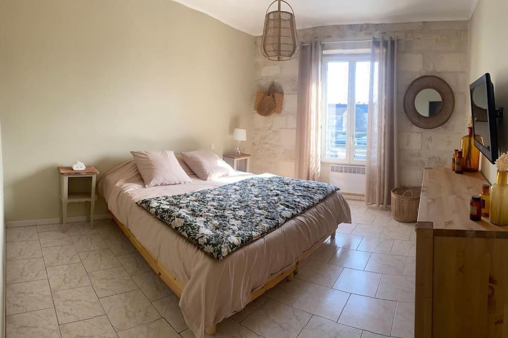 Un dormitorio con una cama grande y una ventana en Appartement Belle-vue, en Beaucaire