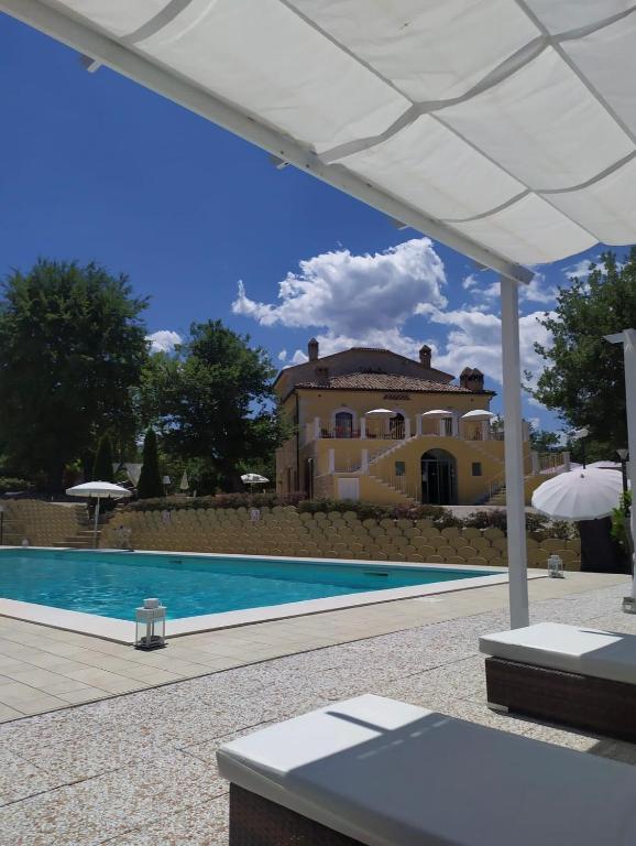 Bazén v ubytování La quercia B&B nebo v jeho okolí