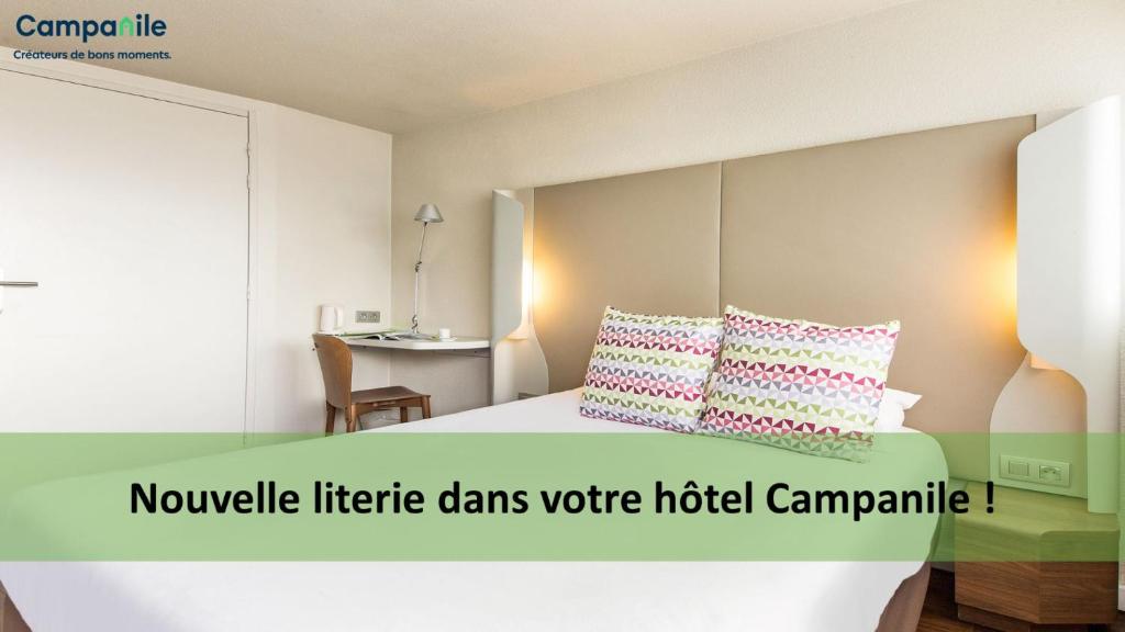 een slaapkamer met een bed met 2 kussens erop bij Campanile Orléans Ouest ~ La Chapelle-St-Mesmin in La Chapelle-Saint-Mesmin