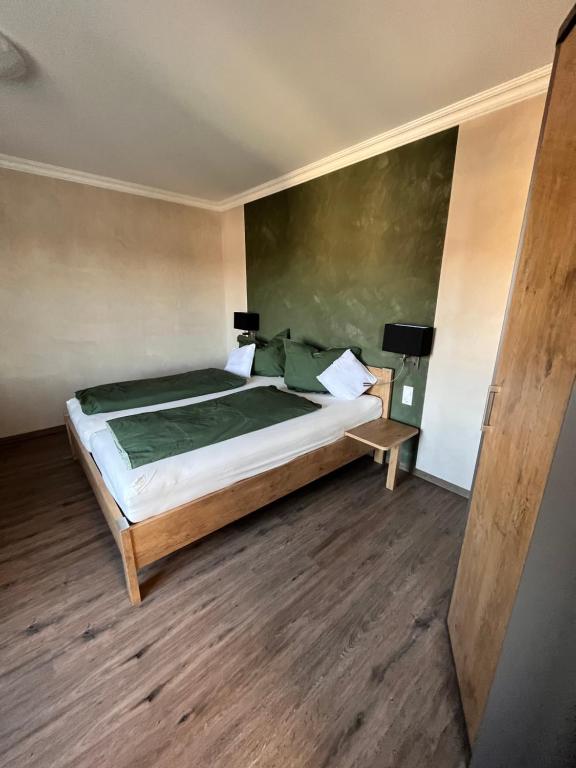Postel nebo postele na pokoji v ubytování Gasthof Seeklause
