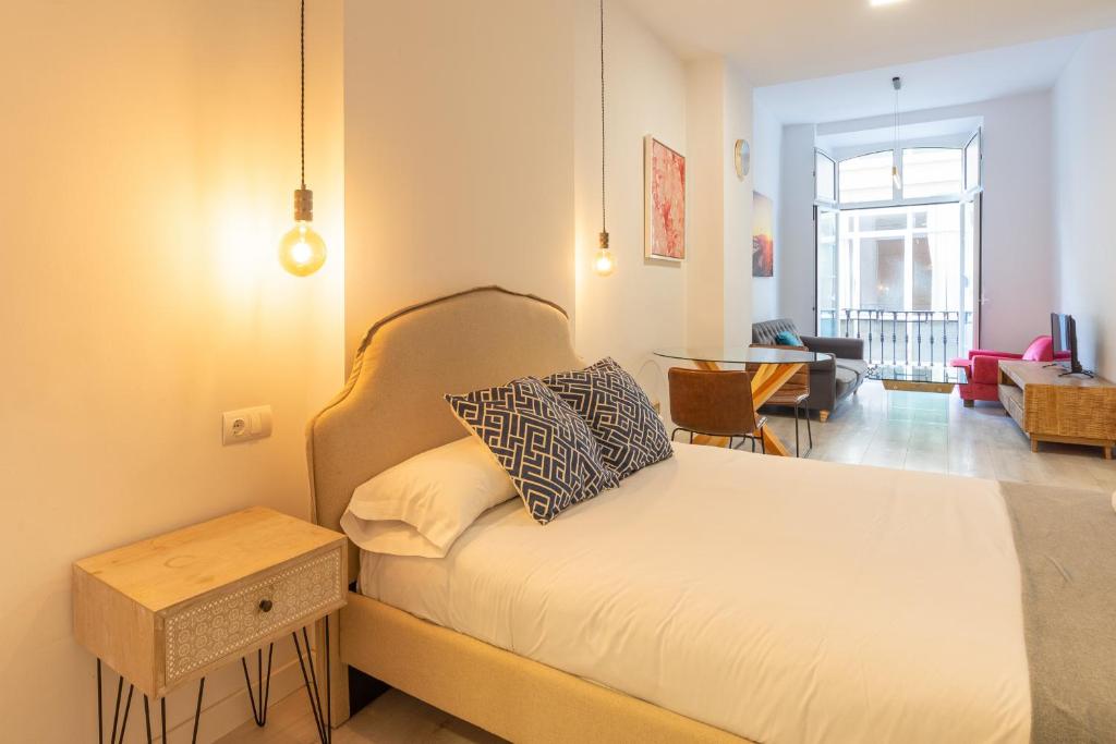 Posteľ alebo postele v izbe v ubytovaní Urbe10 Plaza de la Constucion Premium Loft