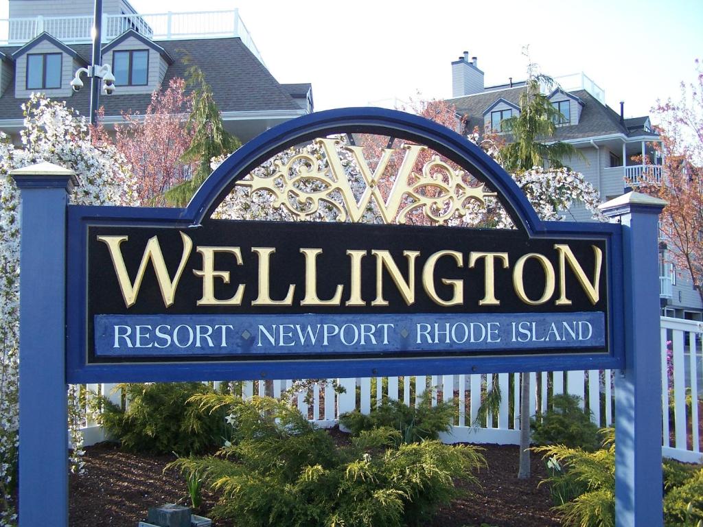 una señal de bienvenida a una isla resort de Newport Ridge en Wellington Resort en Newport