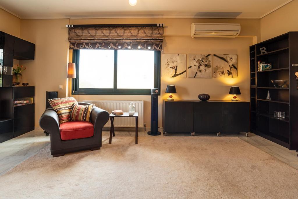 A seating area at Family House in Nea Makri