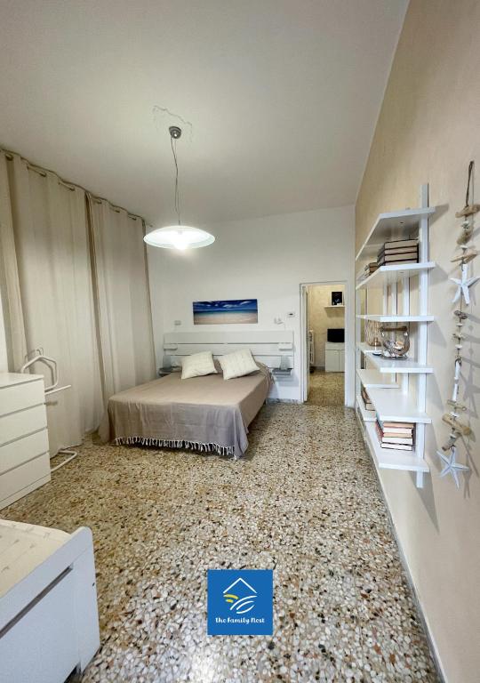 sypialnia z łóżkiem i półką na książki w obiekcie The Family Nest - Casa Eva w mieście Manfredonia