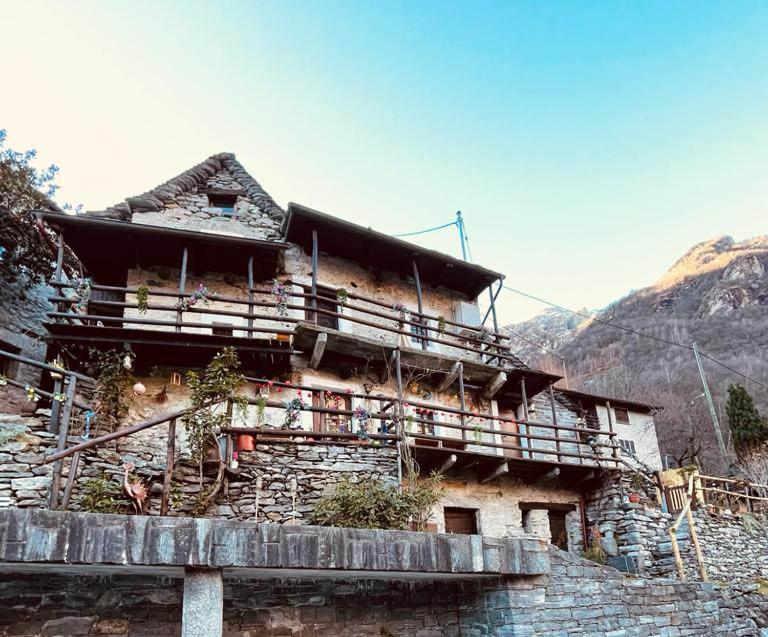 a large building on top of a mountain at Casa Roberto Corippo 