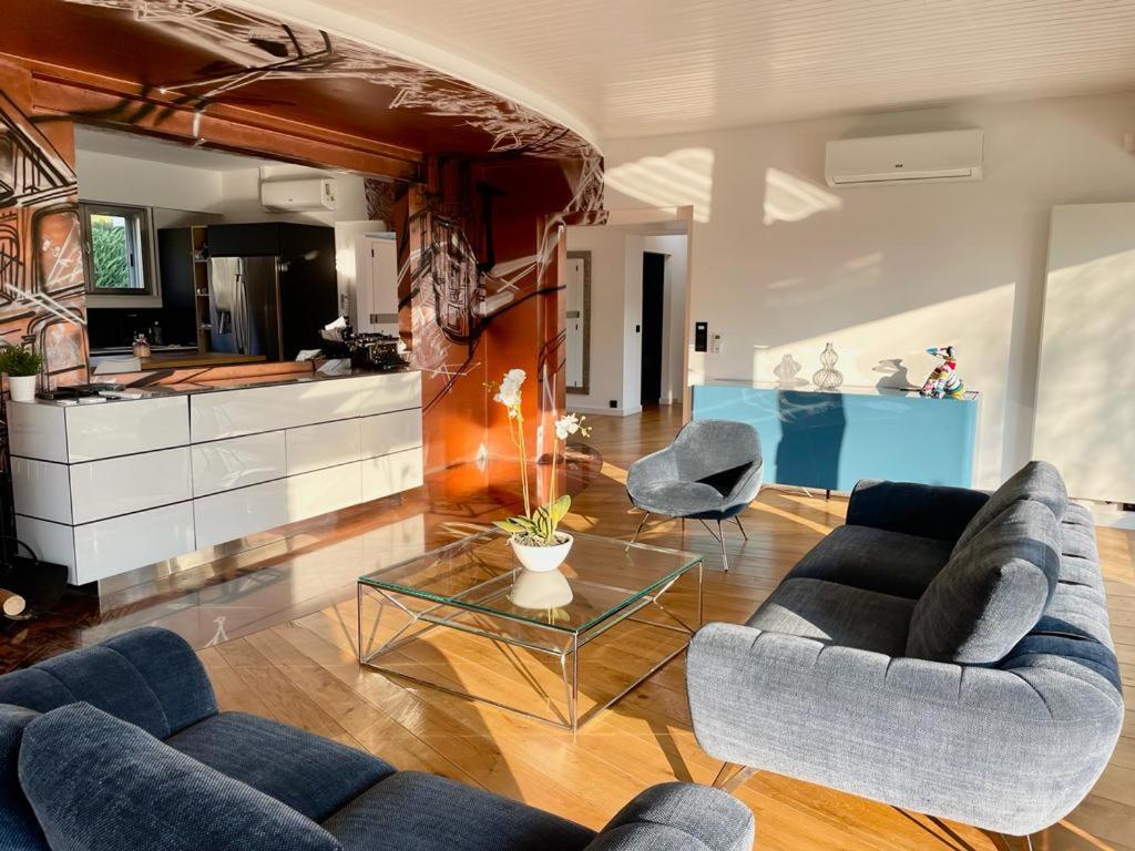 sala de estar con 2 sofás y cocina en Villa Colmar Centre avec Spa et double Parking, en Colmar