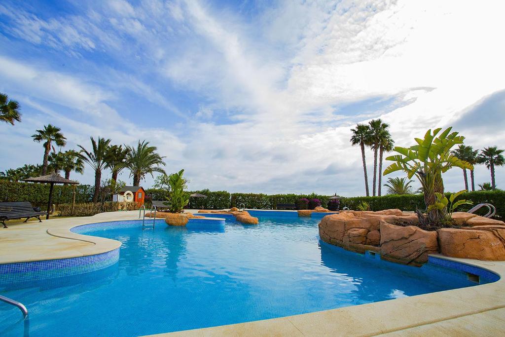 una gran piscina en un complejo con palmeras en 241 Cabo Roig Sea View-Alicante Holiday, en Cabo Roig