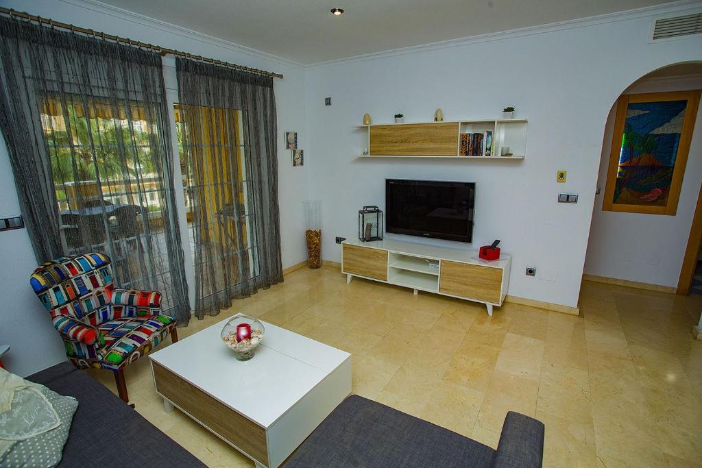 TV a/nebo společenská místnost v ubytování 241 Cabo Roig Sea View-Alicante Holiday