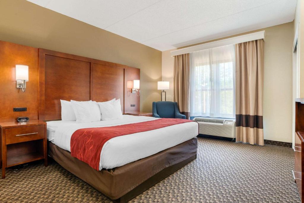 Tempat tidur dalam kamar di Comfort Suites Tallahassee Downtown