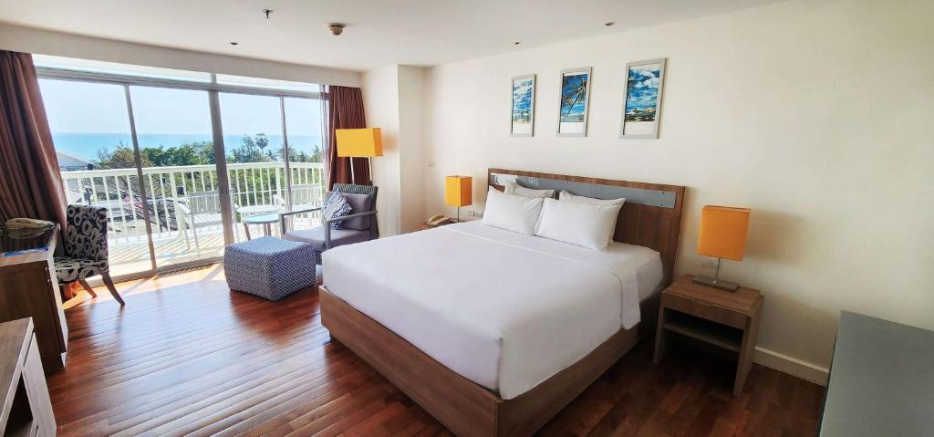 Postel nebo postele na pokoji v ubytování Radisson Resort & Spa Hua Hin