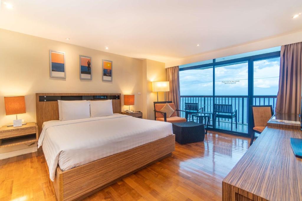 Postel nebo postele na pokoji v ubytování Radisson Resort & Spa Hua Hin