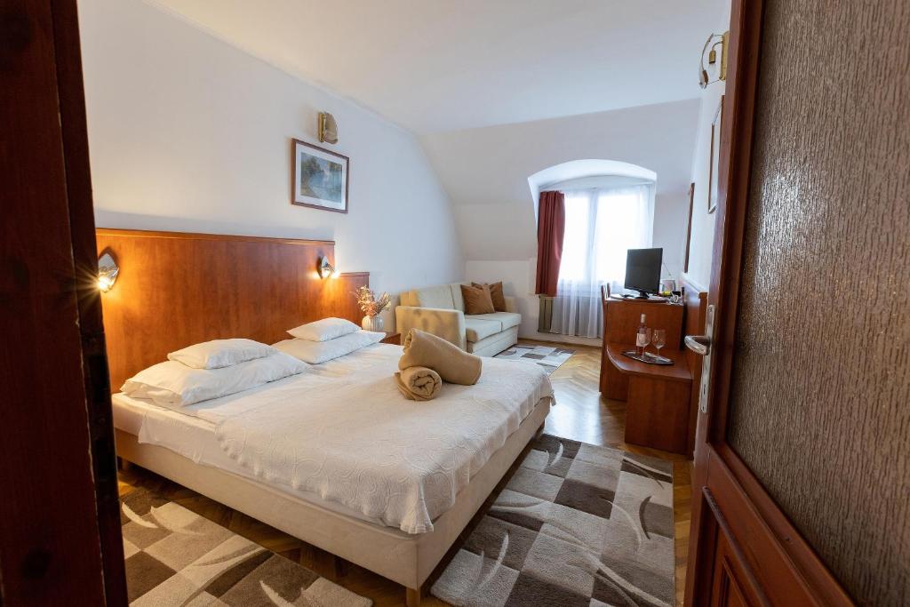 een slaapkamer met een bed en een woonkamer bij HELIOS Hotel Apartments in Boedapest