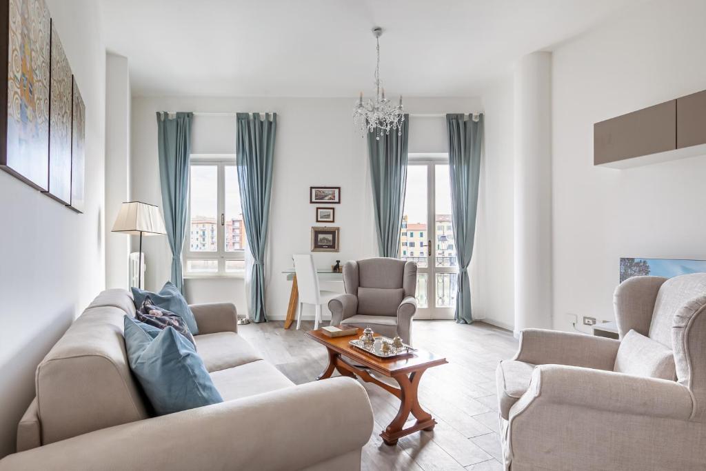 A seating area at Lungarno Elegant Apartment with Panoramic Balcony