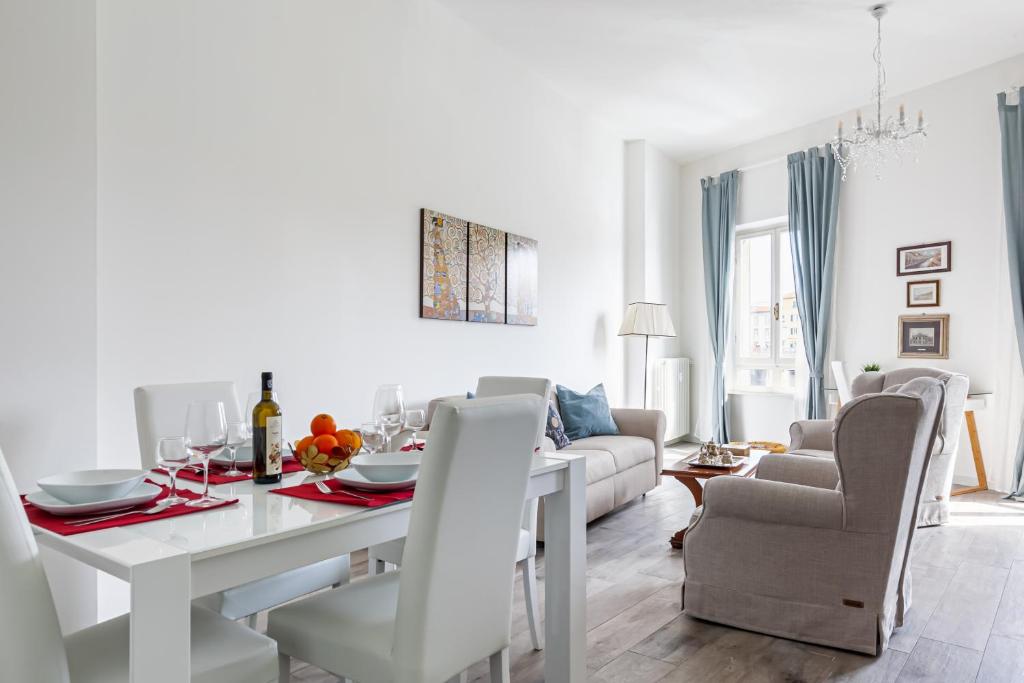 A seating area at Lungarno Elegant Apartment with Panoramic Balcony