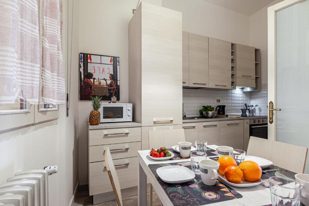 A kitchen or kitchenette at Lungarno Elegant Apartment with Panoramic Balcony