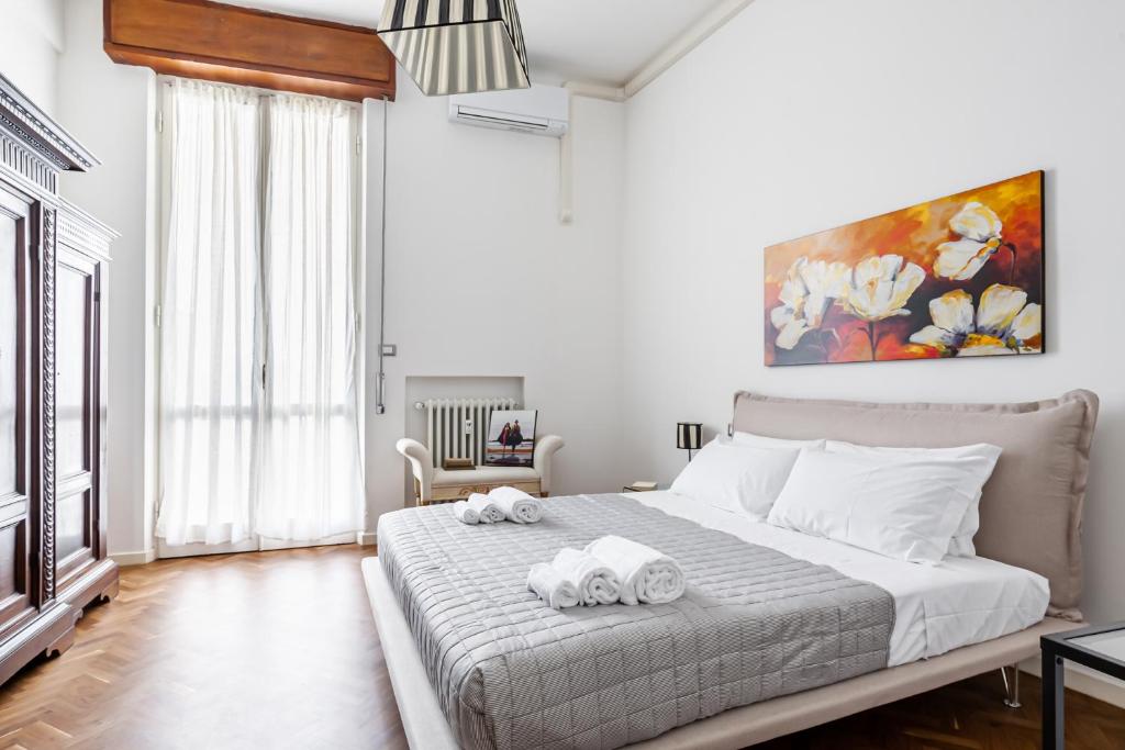 A bed or beds in a room at Lungarno Elegant Apartment with Panoramic Balcony