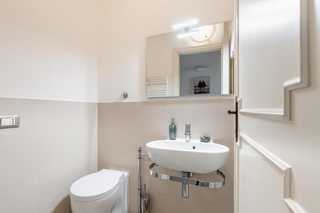 A bathroom at Lungarno Elegant Apartment with Panoramic Balcony