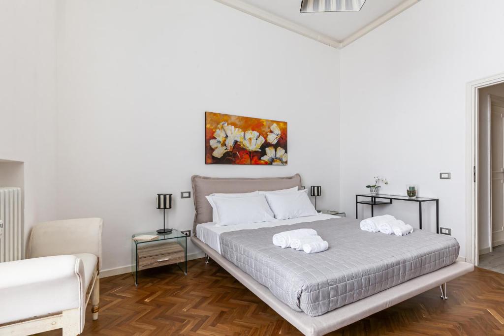 A bed or beds in a room at Lungarno Elegant Apartment with Panoramic Balcony
