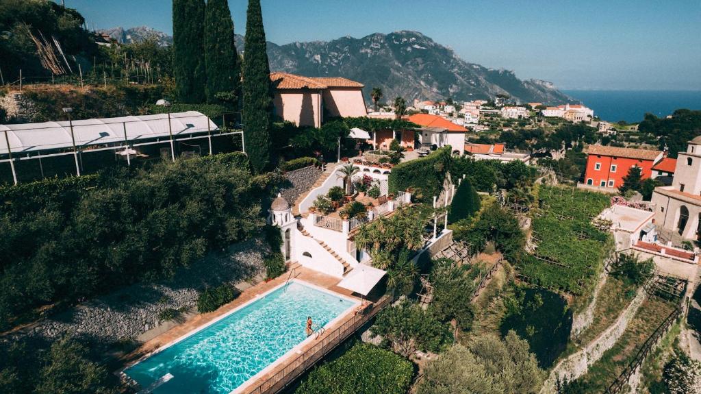 - une vue aérienne sur un complexe avec une piscine dans l'établissement Villa la Campanella by Elite Villas, à Ravello