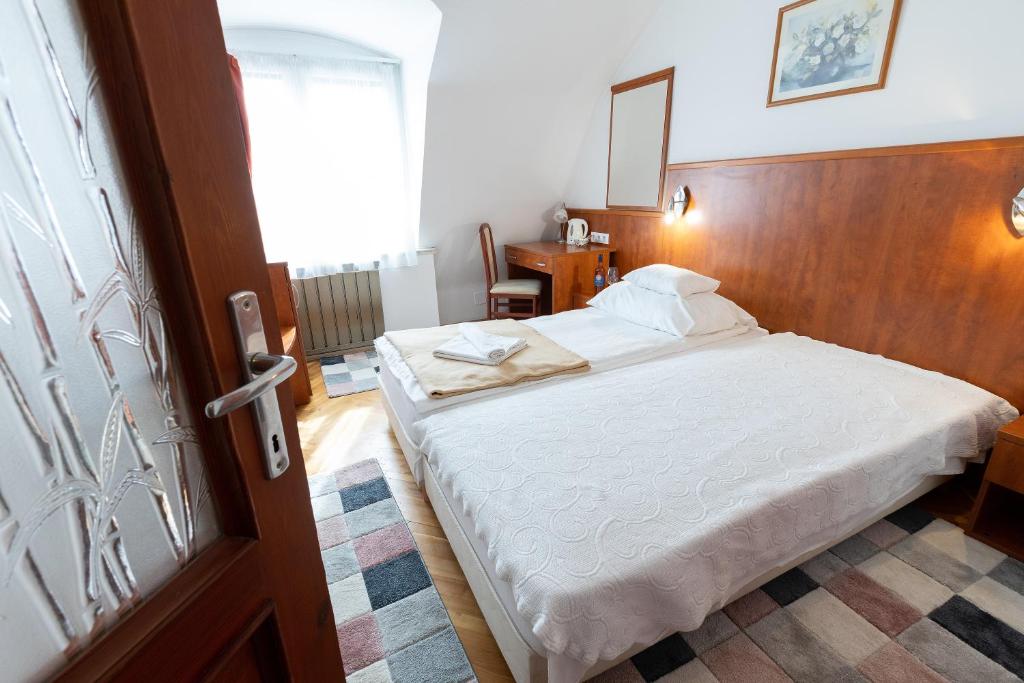 Postel nebo postele na pokoji v ubytování HELIOS Hotel Apartments