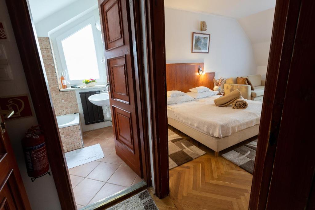 Postel nebo postele na pokoji v ubytování HELIOS Hotel Apartments