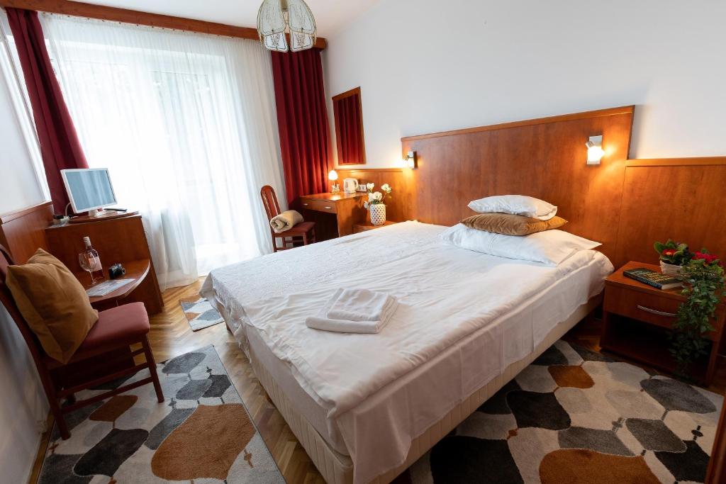Postel nebo postele na pokoji v ubytování HELIOS Hotel Apartments