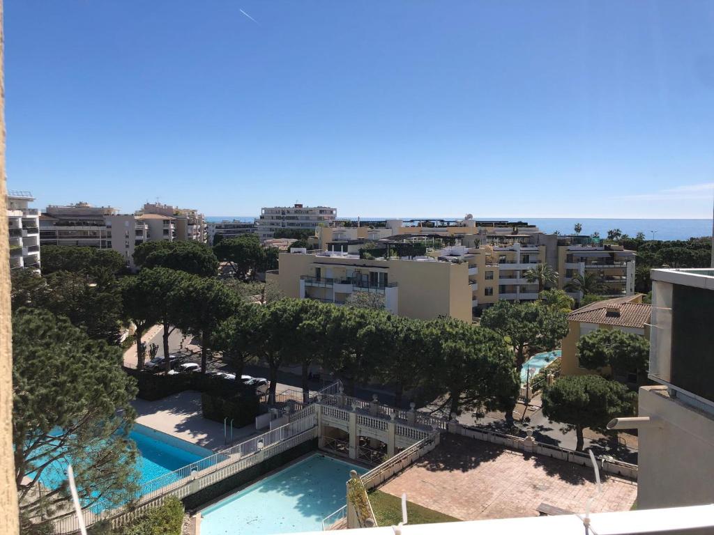 widok na ośrodek z basenem i budynkami w obiekcie Charmant studio à Cros de Cagnes w Cagnes-sur-Mer