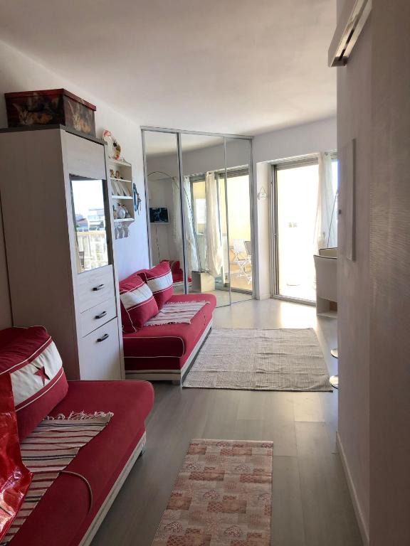Łóżko lub łóżka w pokoju w obiekcie Charmant studio à Cros de Cagnes