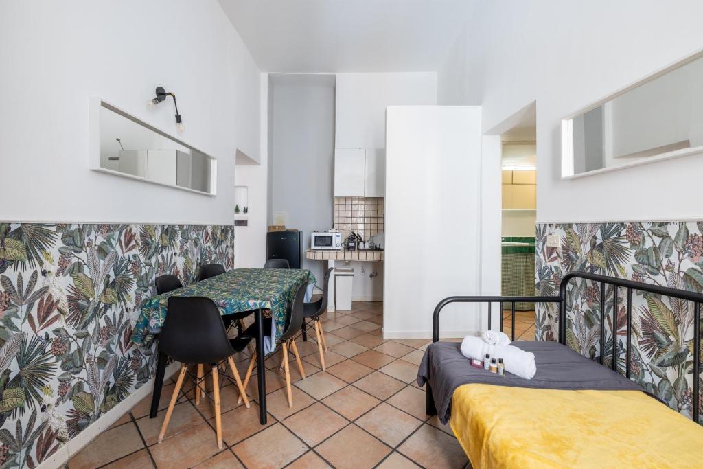 Kuchyňa alebo kuchynka v ubytovaní Gianicolo Jungle Apartment - Onofrio