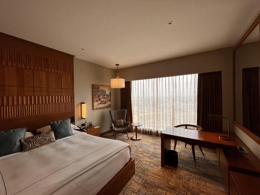 Taj City Centre New Town, Kolkata - Luxuszimmer Kingsize -Bett