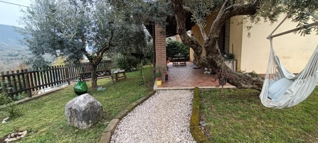 eine Hängematte, die von einem Baum im Hof hängt in der Unterkunft Beautiful Country House del Cuore in Giuliano di Roma