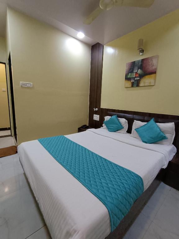 Postel nebo postele na pokoji v ubytování Hotel Amber-colaba