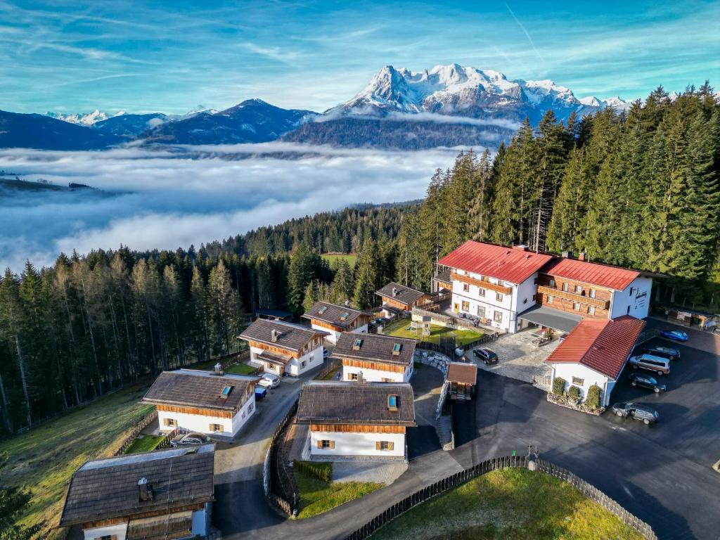 een luchtzicht op een dorp in de bergen bij Apartment Koa Sünd by Interhome in Pfarrwerfen