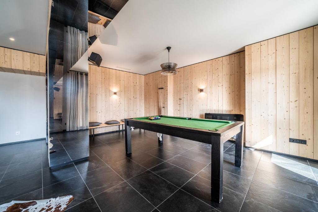 Biliardový stôl v ubytovaní Apartment Le Gui Chamonix - BY EMERALD STAY