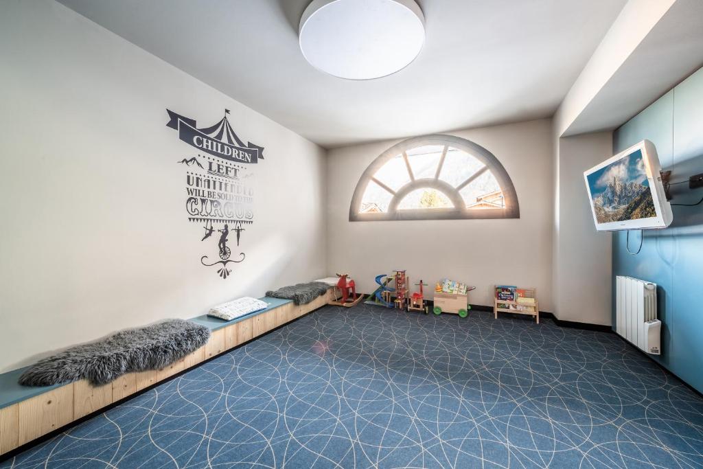 Televízia a/alebo spoločenská miestnosť v ubytovaní Apartment Le Gui Chamonix - BY EMERALD STAY